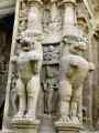 Lions debout et petit Ganesh au-dessus